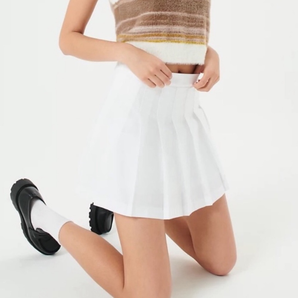 💗White Aritzia Pleated Skirt💗